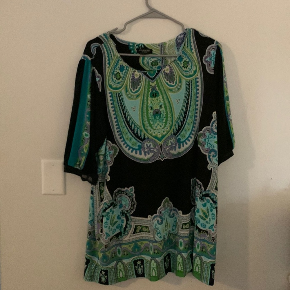 Colorful blouse in time for spring! Wear it with leggings and flats. So cute!